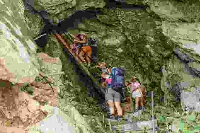 Un plaisir, y compris pour les enfants expérimentés en montagne: la galerie dans la montagne