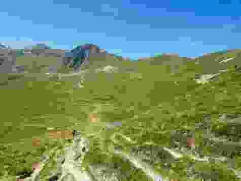 La pause pique-nique est toute proche: descente sur les gouilles d’Essertze, avec le Mont Rouge en toile de fond.