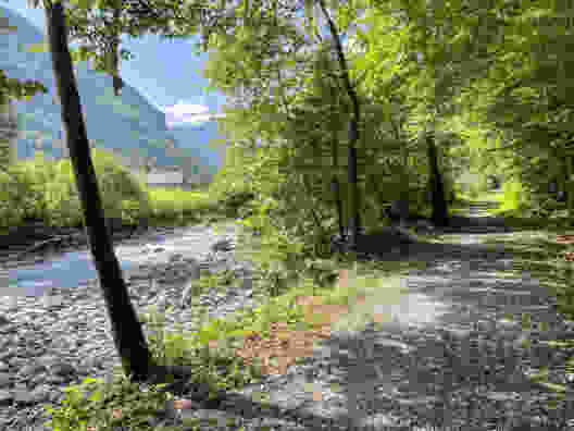 Zu Beginn der Wanderung geht es der Engelberger Aa entlang. Bild: Rémy Kappeler
