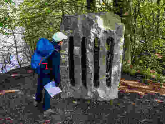 Sculpture près du château de Mauensee: comment cette boule s’est-elle retrouvée dans cette cage en pierre? Photo: Franz Ulrich