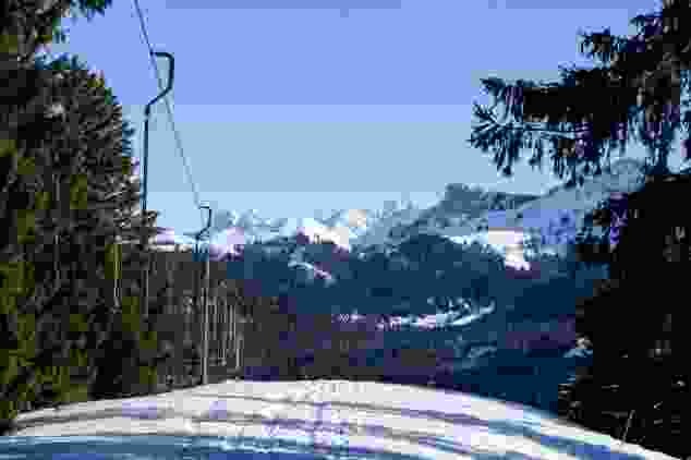 Abstieg entlang des Skilifts mit Sicht auf die Freiburger Berge.