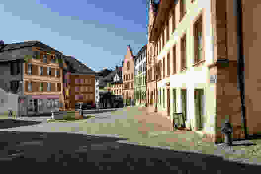 Der Burgplatz hat sich seinen ursprünglichen Charakter bewahrt.