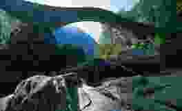 Die elegant geschwungene Römerbrücke Ponte dei Salti im Verzascatal