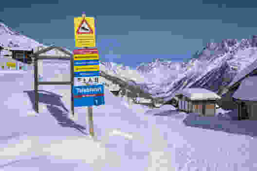 Beim Start auf der Lauchernalp macht eine Infotafel darauf aufmerksam, dass die Route gleichzeitig von Winterwanderern, Skifahrern und Schlittlern benutzt wird. Bild: Markus Ruff