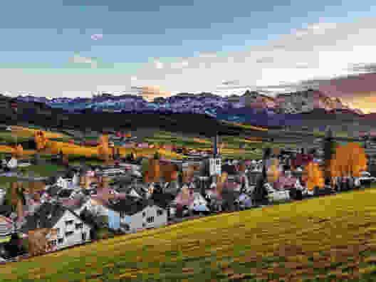 Gais, herbstlich, vor dem Alpstein. Bild: René Niederer, Artwiese.ch