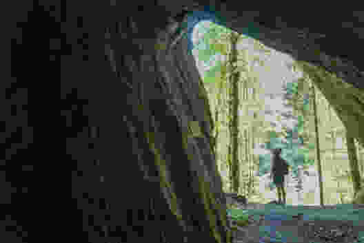 Ein Höhepunkt für Kinder: Höhle direkt neben dem Wanderweg. Bild: Mia Hofmann