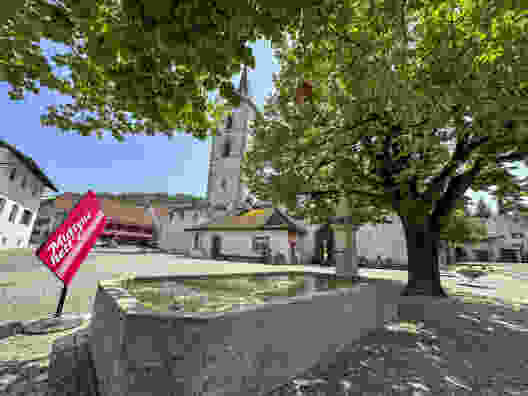 La place du village de Muttenz et l’église fortifiée de Saint-Arbogast.
