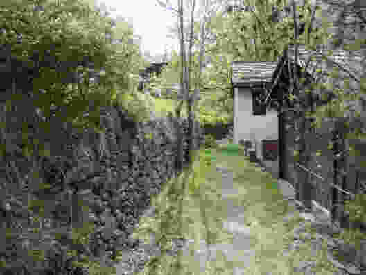 Aus dem Grün aufgetaucht führt der Weg durch Unterems. Bild: Ulrike Marx