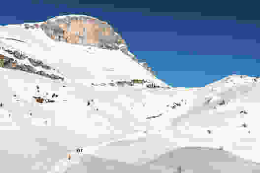 Die Wyssi Flue thront über dem Gemmi-Winterwanderweg. Foto: Fredy Joss