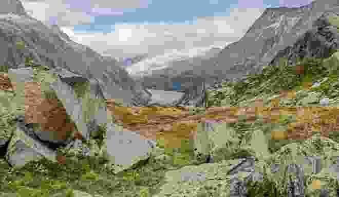 Beim Aufstieg zur Lauteraarhütte fällt der Blick zurück auf den Grimselsee.
