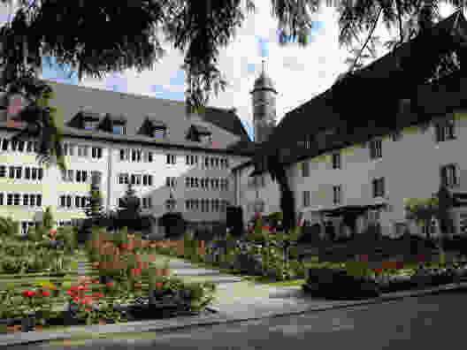Das ehemalige Jesuitenkollegium wurde 1793 zum botanischen Garten umgestaltet. Bild: Jura Tourisme