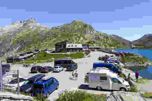 Le col du Grimsel est à la fois un axe routier et un lieu d’excursion. Photo: Franz Ulrich