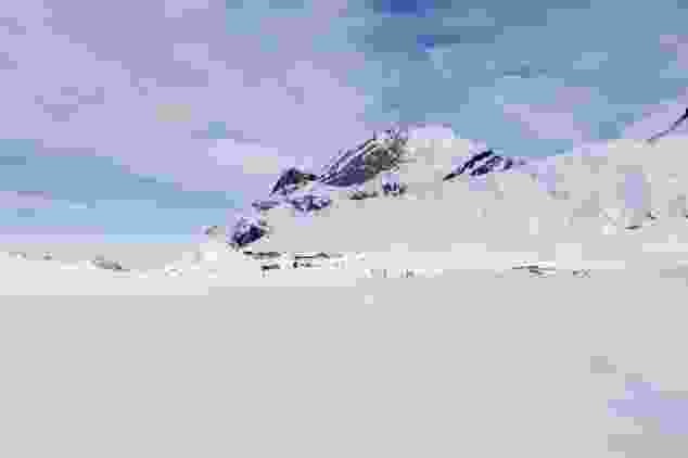 Der Bündistein im Hintergrund. Im Vordergrund die Hotels und Restaurants auf der Engstligenalp.