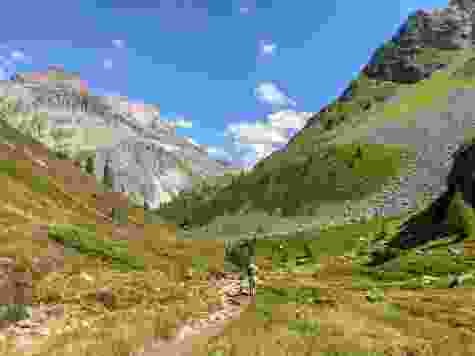 Kurz vor dem Albulapass zweigt der Wanderweg in ein Seitental ab.