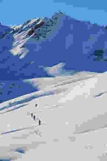 Schneeschuhwandern über die weite Alp Breitenfeld, dem Hörnli und dem Tüfengrat entgegen.
