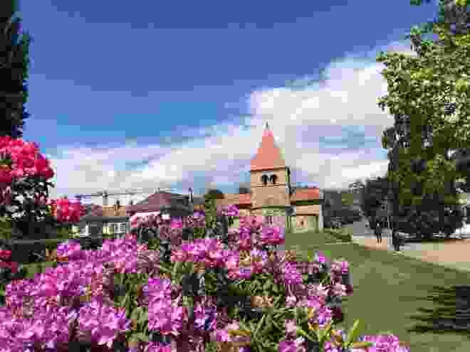 An ruhiger, idyllischer Lage erwartet einen die romanische Kirche Saint-Sulpice aus dem 12. Jahrhundert.