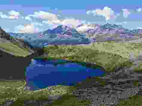 Der Aufstieg hat sich gelohnt. Blick auf den unteren Lagh dal Teo. Gegenüber der Piz Palü mit dem Vadret da Palü (Palügletscher).
