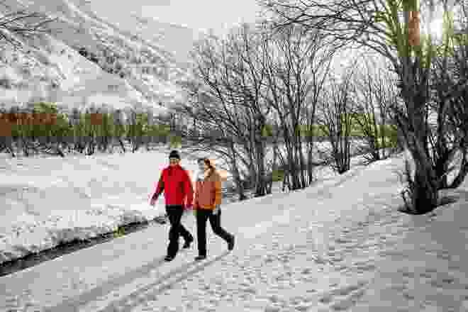 Die Winterwanderung verläuft oft nahe der Furkareuss.