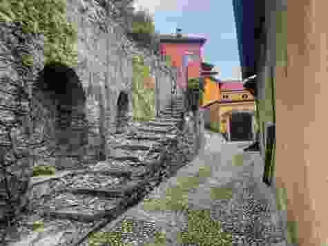 Un piccolo villaggio rimasto intatto è Casima.