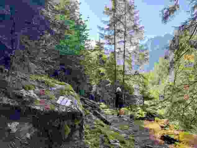 Die Wanderung ist weiss-rot-weiss markiert.