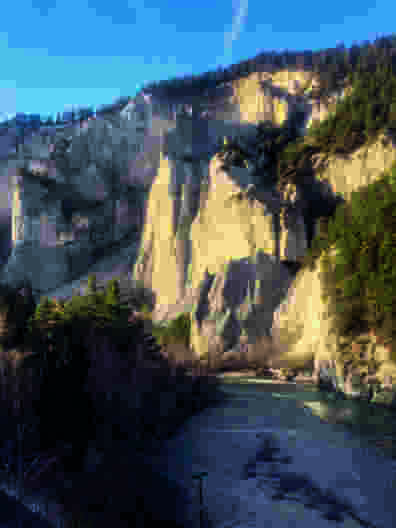 Die steilen Kalksteinfelsen erinnern an den Grand Canyon.