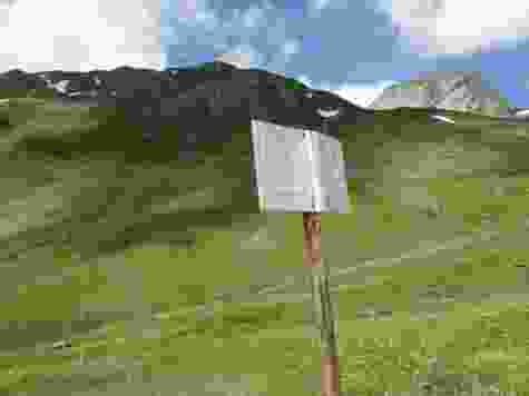 A Unter Malfrag, on voit bien la frontière autrichienne. Au second plan, le Grübelekopf
