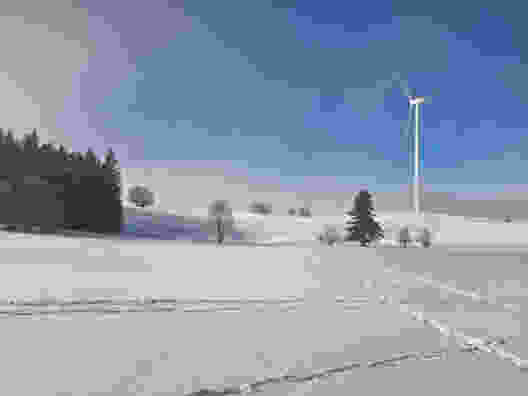 L’itinéraire passe aussi près des éoliennes élancées du parc éolien du Mont-Crosin. Photo: Andreas Staeger