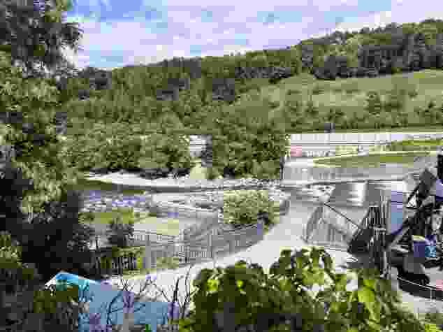La diga di sbarramento della Birsa e la centrale idroelettrica di Neuewelt.