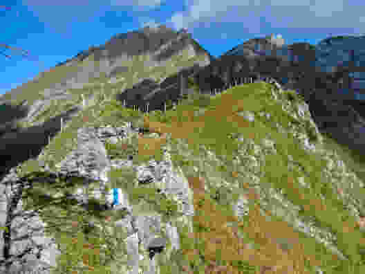 Jetzt beginnt der Alpinwanderweg: Kurz nach der Sinsgäuer Schonegg hilft eine Kette. Bild: Rémy Kappeler
