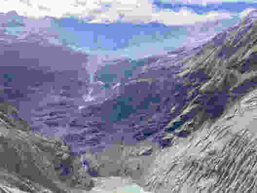 Les Fiescherhörner sont cachés dans les nuages. Le retrait du glacier se poursuit. Photo: Sabine Joss
