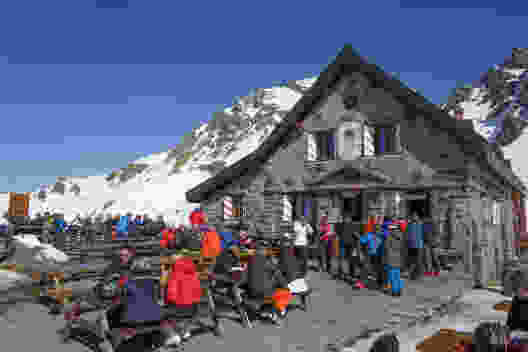 Die Cabane du Mont Fort. Ein beliebtes und belebtes Wanderziel. Bild: Reto Wissmann