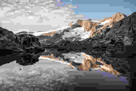 Der Ghiacciaio del Basòdino gespiegelt im See nicht weit unter der Bochetta di Val Maggia. Bild: Jon Guler