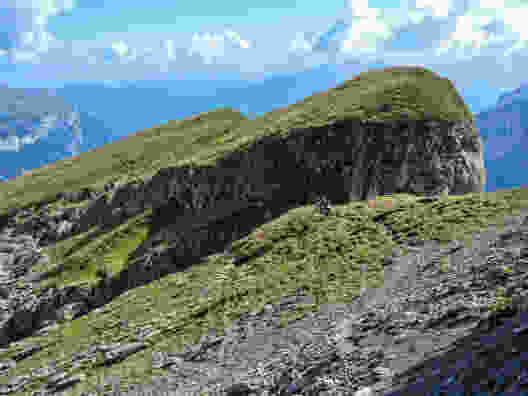 Flache Partie auf dem Oberalper Grat. Doch neben dem Weg geht’s steil hinab. Bild: Rémy Kappeler