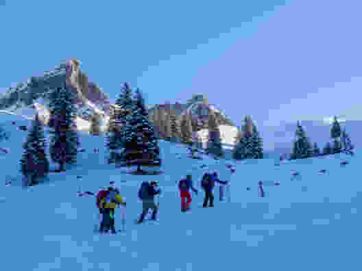 Querfeldein geht es über tief verschneite Alpweiden hoch zur Druesberghütte. Bild: Franz Ulrich
