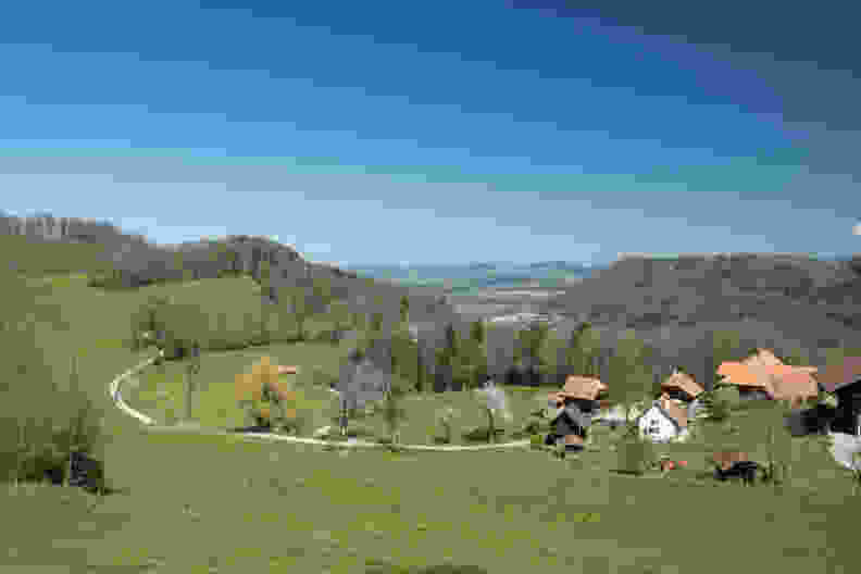 Les hameaux et leurs imposantes fermes sont nombreux dans la région. Photo: Markus Ruff