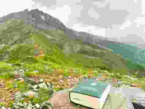 Auf dem Rinerhorn erwartet einen ein Gipfelbuch.