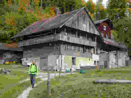Alte, ehrwürdige Häuser säumen den Wanderweg, wie hier unterhalb von Beniwil.