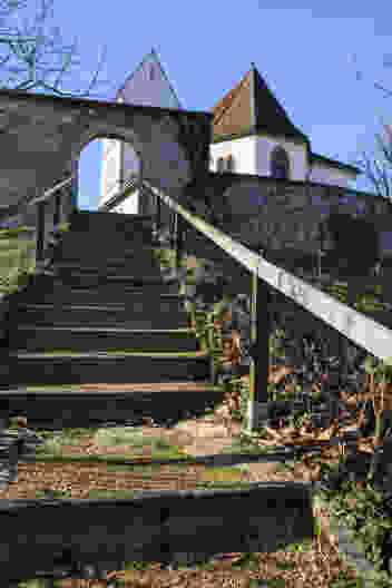 Über die Treppe hinauf zur romanischen Kirche von Oltingen. Bild: Elsbeth Flüeler