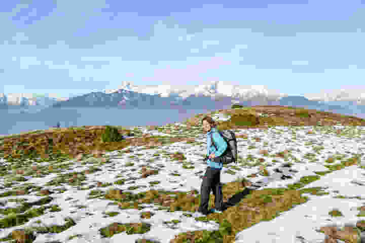 Auf der Cima di Medeglia ist der erste Schnee schon fast wieder geschmolzen. AmPizzo di Vogorno und an der Cima dell’Uomo im Hintergrund ist wohl der Wintereingekehrt. Bilder: Sabine Joss
