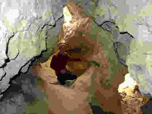 Im Feschtiloch, der Eiszeithöhle im Burgfelsen bei Niedergesteln. Foto: Sabine Joss