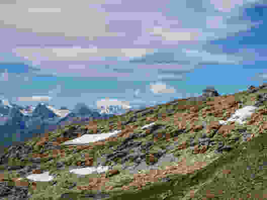 Depuis le col des Becs de Bosson, on aperçoit la cabane. À l’horizon apparaît le massif du Mont-Blanc. Photo: Fredy Joss