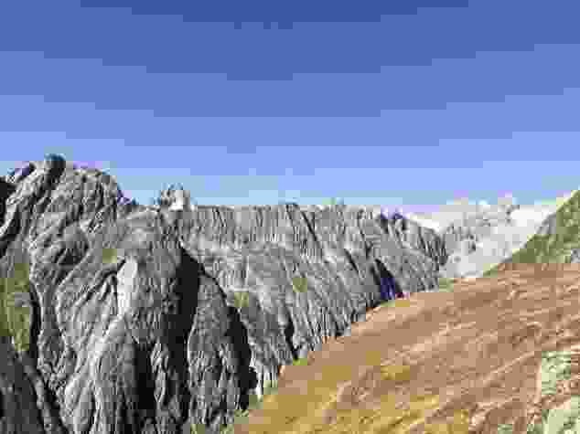 Ripido e selvaggio si presenta il versante dell’Alpjuhorn (a sinistra), dietro il quale si scorge la vetta del Bietschhorn.