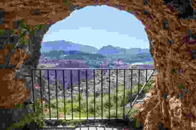 Vista da un ballatoio della Cappella di San Zeno sul mondo sempre attivo intorno ad Agno.