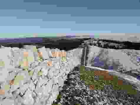 Der Blick folgt der Trockenmauer auf dem Mont Tendre Richtung Norden.