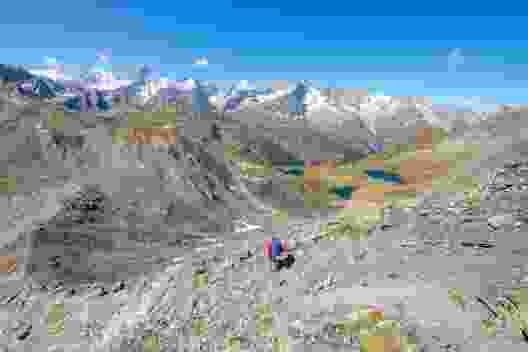 Von der Pointe de Drône steigt man hinunter zum Fenêtre d’en Haut und zum Fenêtre de Ferret (links).