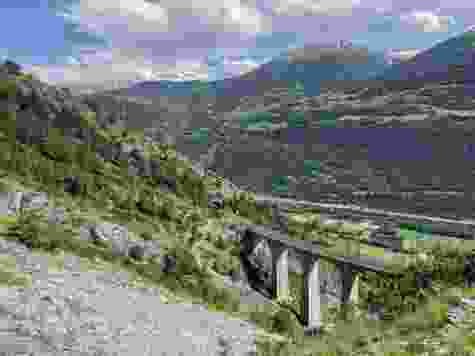 Bald ist das Eisenbahntrassee erreicht – und damit Hohtenn.