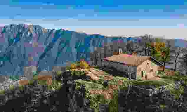 L’Oratorio di San Giorgio sulla cima del Monte San Giorgio.