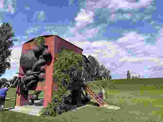La scultura in ferro «Amboss» di Bernhard Luginbühl sulla collina denominata «Wolkenhügel» nel Park im Grünen.