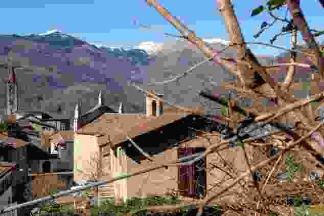 A Vaglio: i boschi della Val Capriasca ancora spogli di foglie e le montagne coperte di neve.
