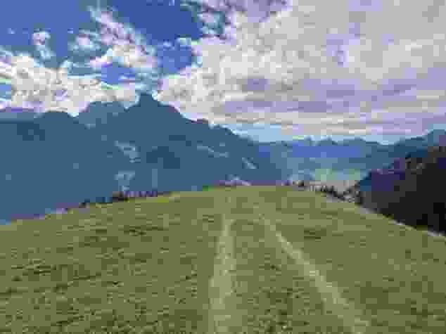 Blick Richtung Rougemont. Hinter Le Rubli erhebt sich die Gummfluh.